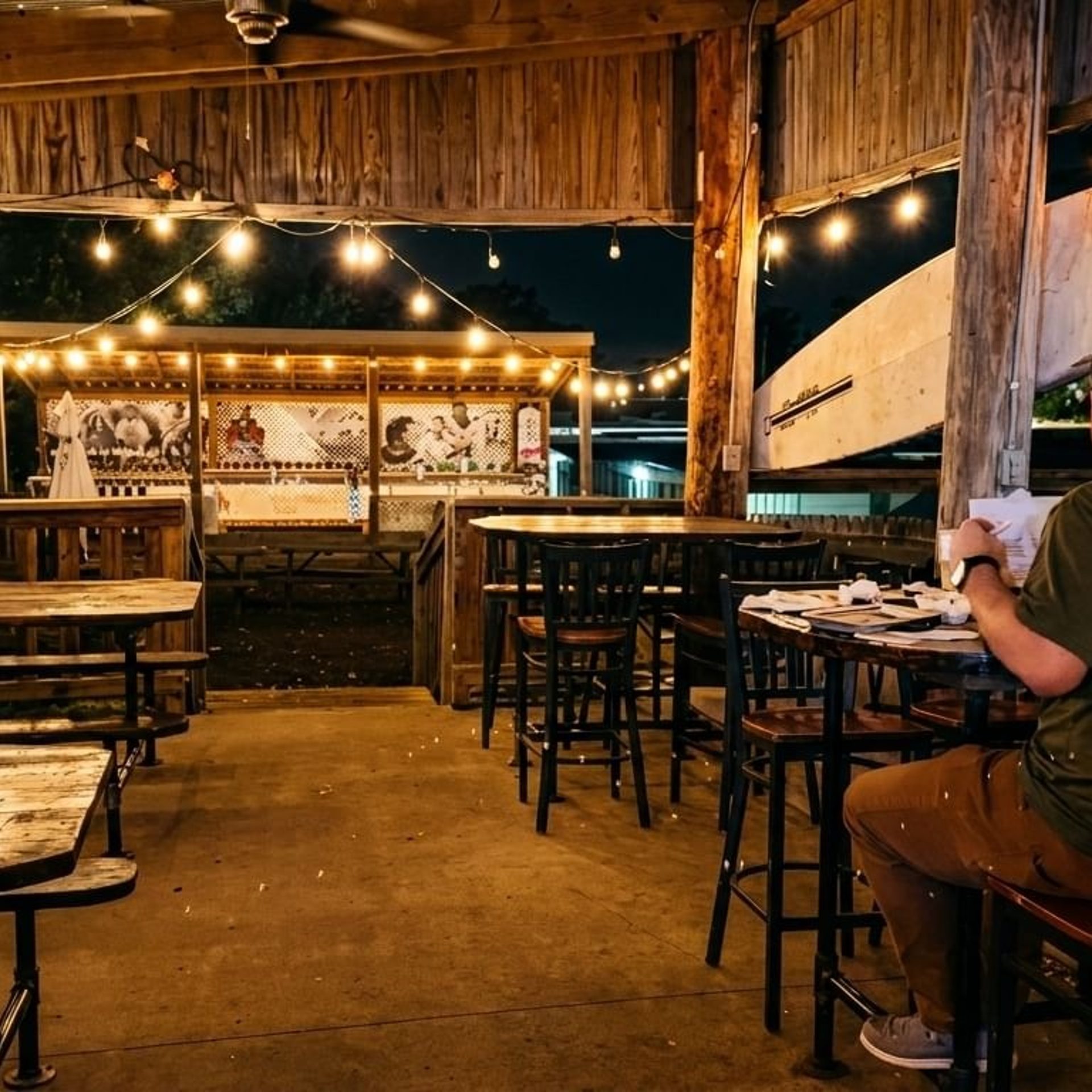 Captain's Sports Lounge – Lake Lotawana, MO